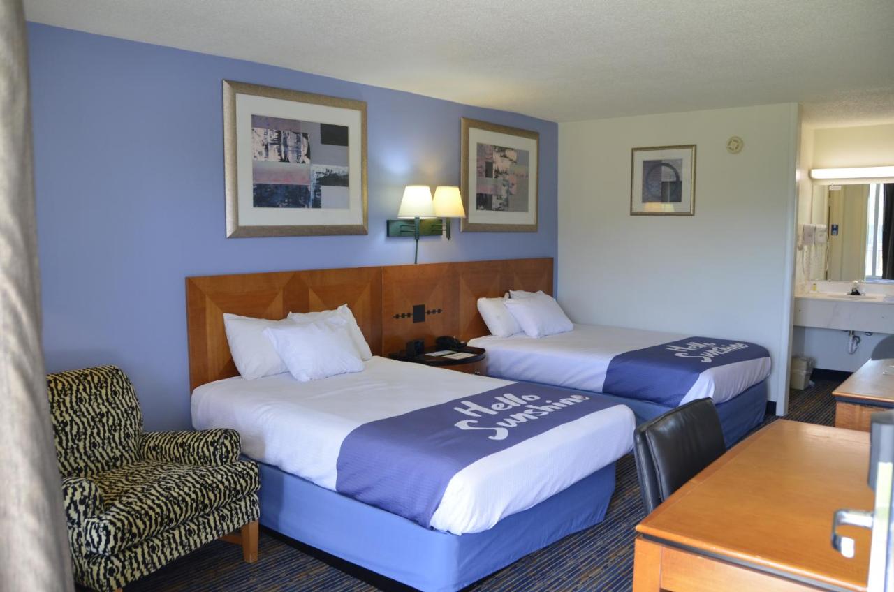 NDD1 Deluxe Double Room with Two Double Beds - Non-Smoking at Days Inn by Wyndham Luray Shenandoah