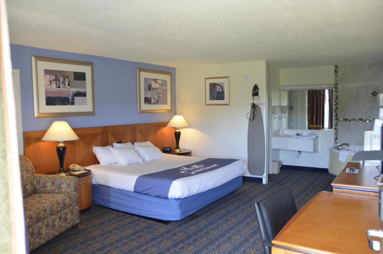 Superior King Room - Non-Smoking at Days Inn by Wyndham Luray Shenandoah