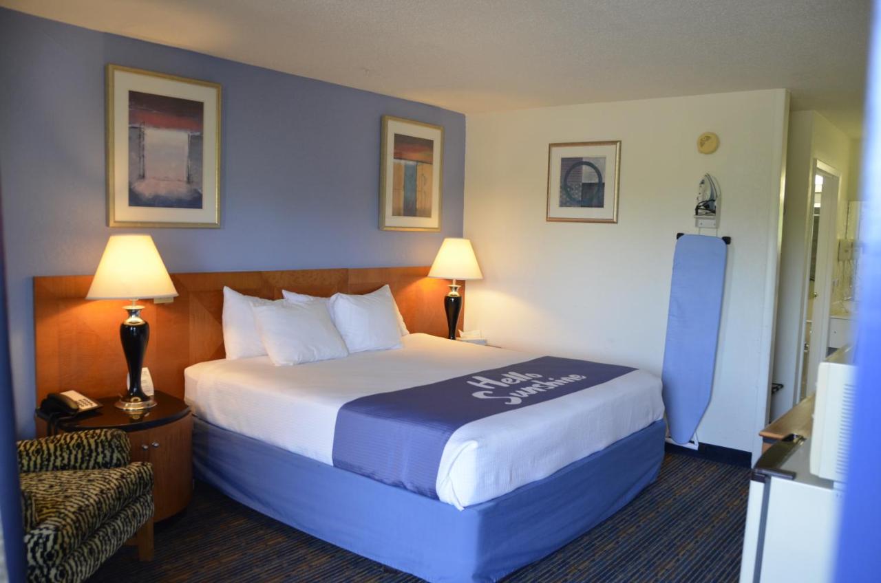 King Room - Non-Smoking at Days Inn by Wyndham Luray Shenandoah