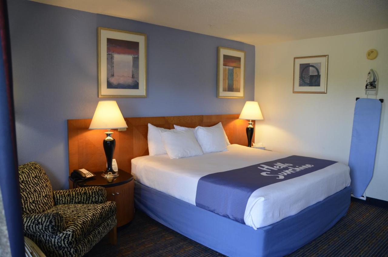 King Room - Non-Smoking at Days Inn by Wyndham Luray Shenandoah
