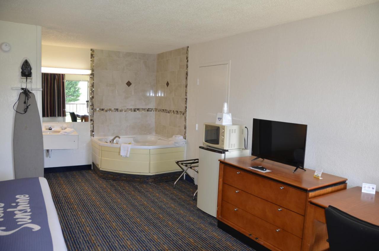 Superior King Room - Non-Smoking at Days Inn by Wyndham Luray Shenandoah