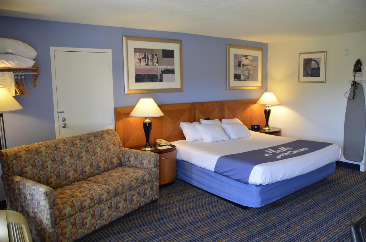Superior King Room - Non-Smoking at Days Inn by Wyndham Luray Shenandoah