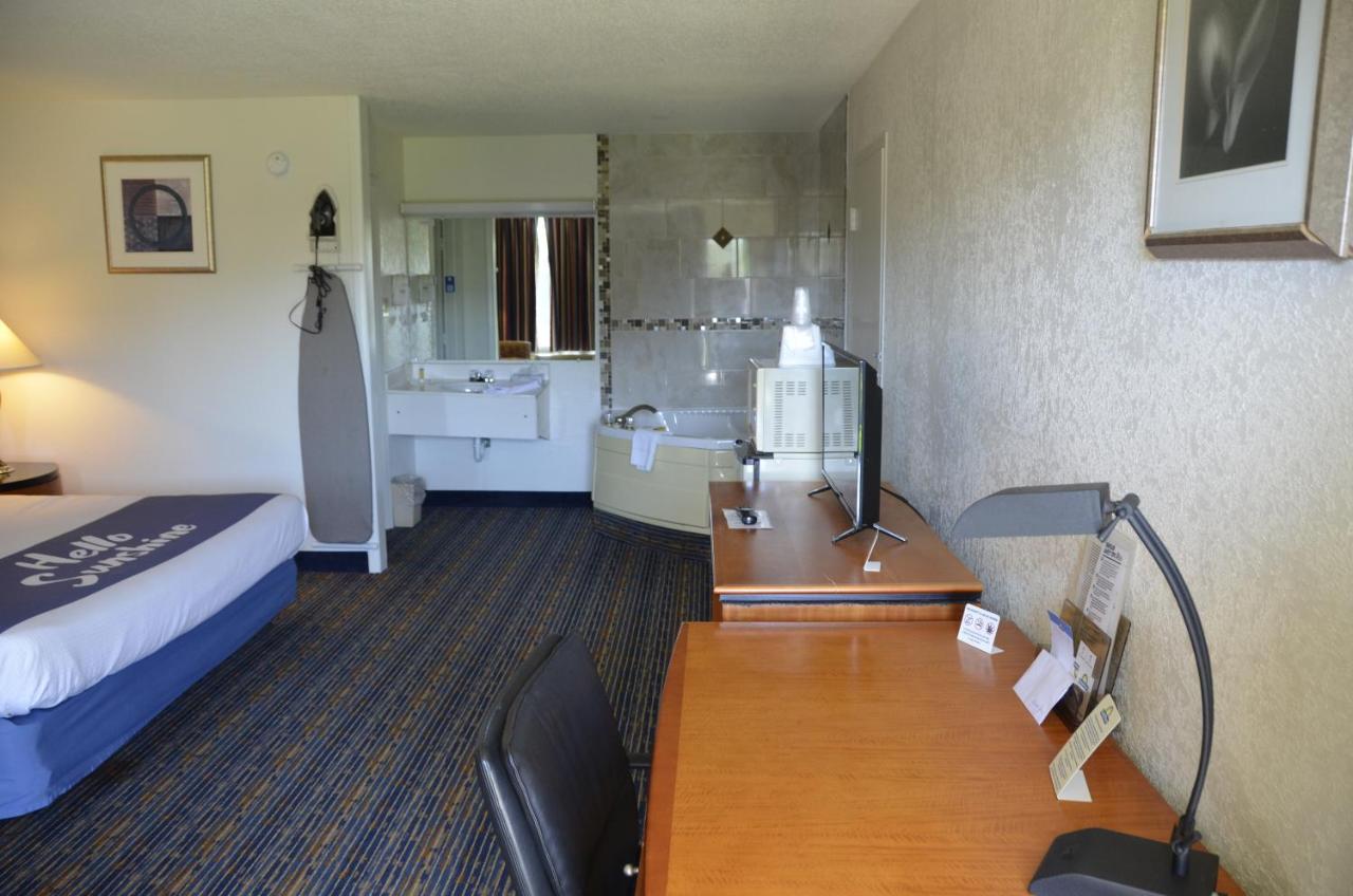 Superior King Room - Non-Smoking at Days Inn by Wyndham Luray Shenandoah