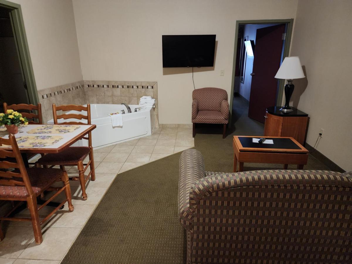 Deluxe Queen Suite - Non-Smoking at Days Inn by Wyndham Luray Shenandoah