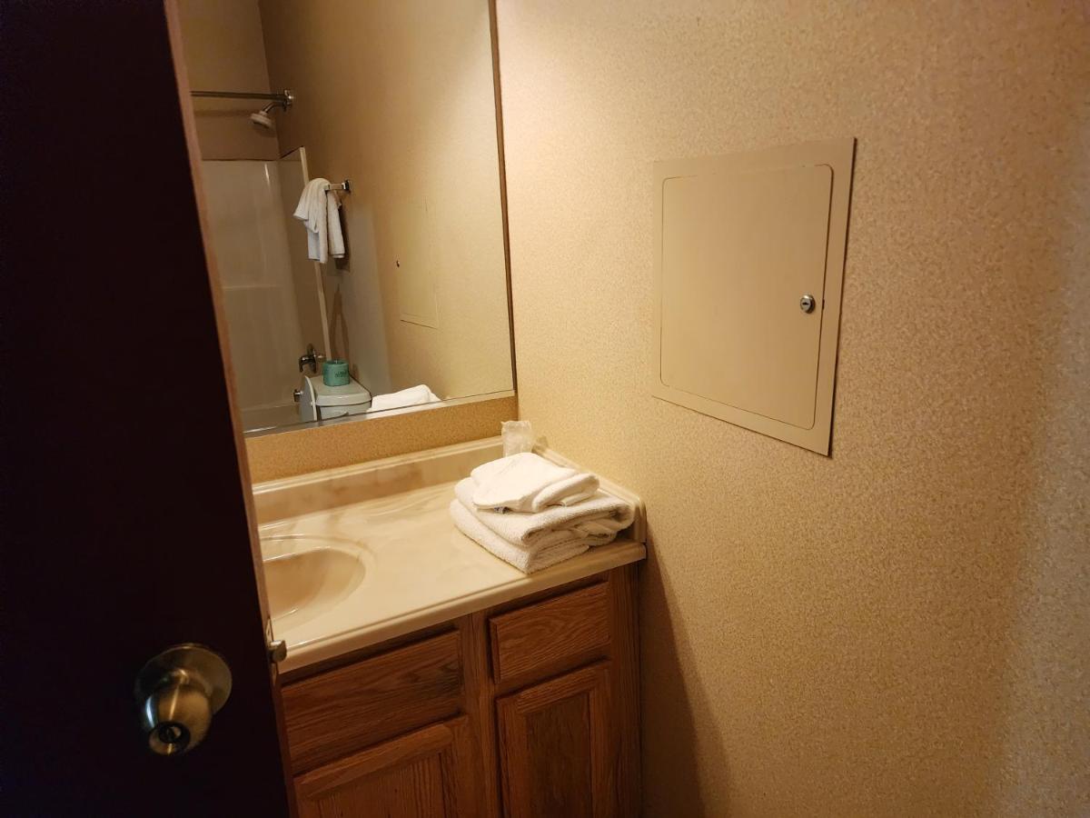 Deluxe Queen Suite - Non-Smoking at Days Inn by Wyndham Luray Shenandoah