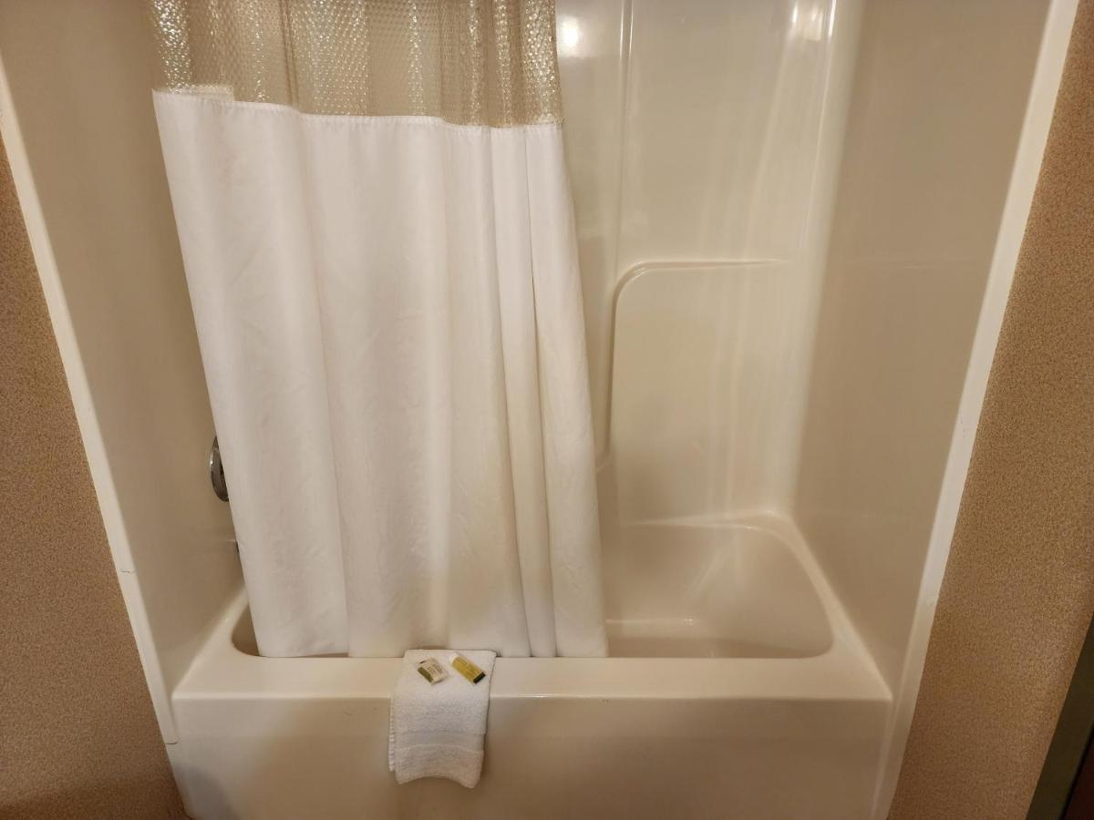 Deluxe Queen Suite - Non-Smoking at Days Inn by Wyndham Luray Shenandoah