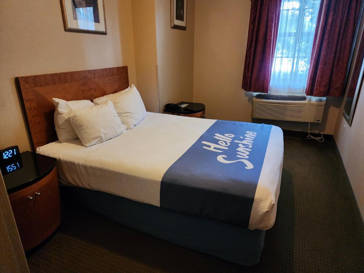 Deluxe Queen Suite - Non-Smoking at Days Inn by Wyndham Luray Shenandoah