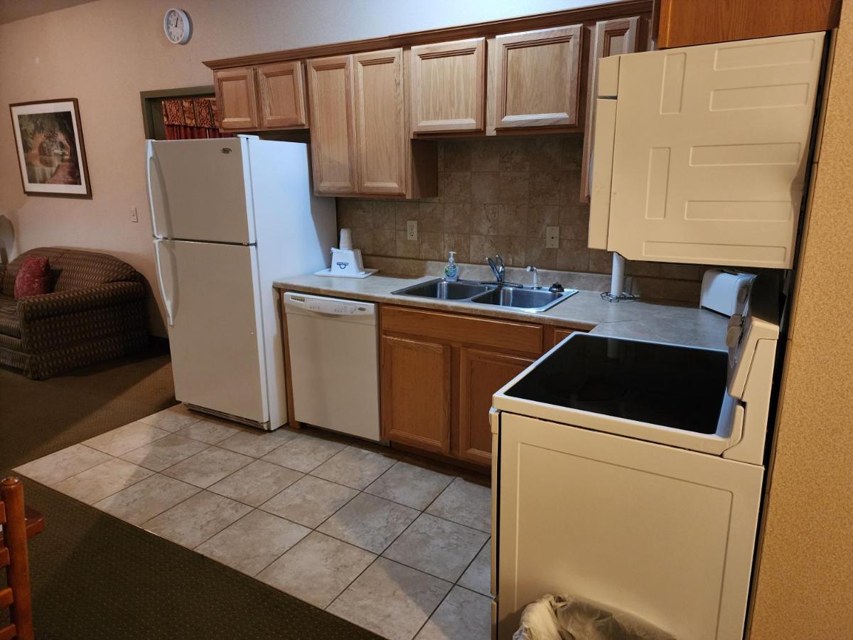Deluxe Queen Suite - Non-Smoking at Days Inn by Wyndham Luray Shenandoah