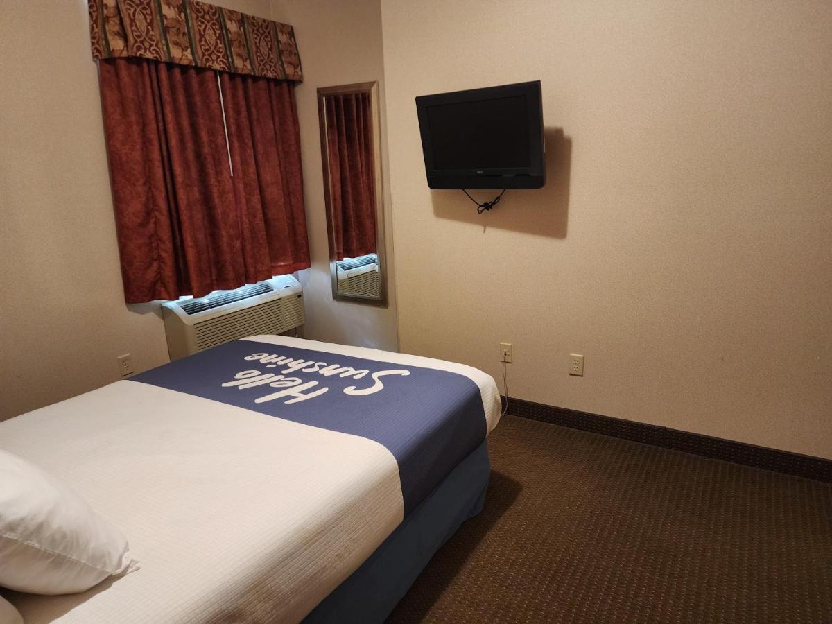 Queen Suite - Non-Smoking at Days Inn by Wyndham Luray Shenandoah