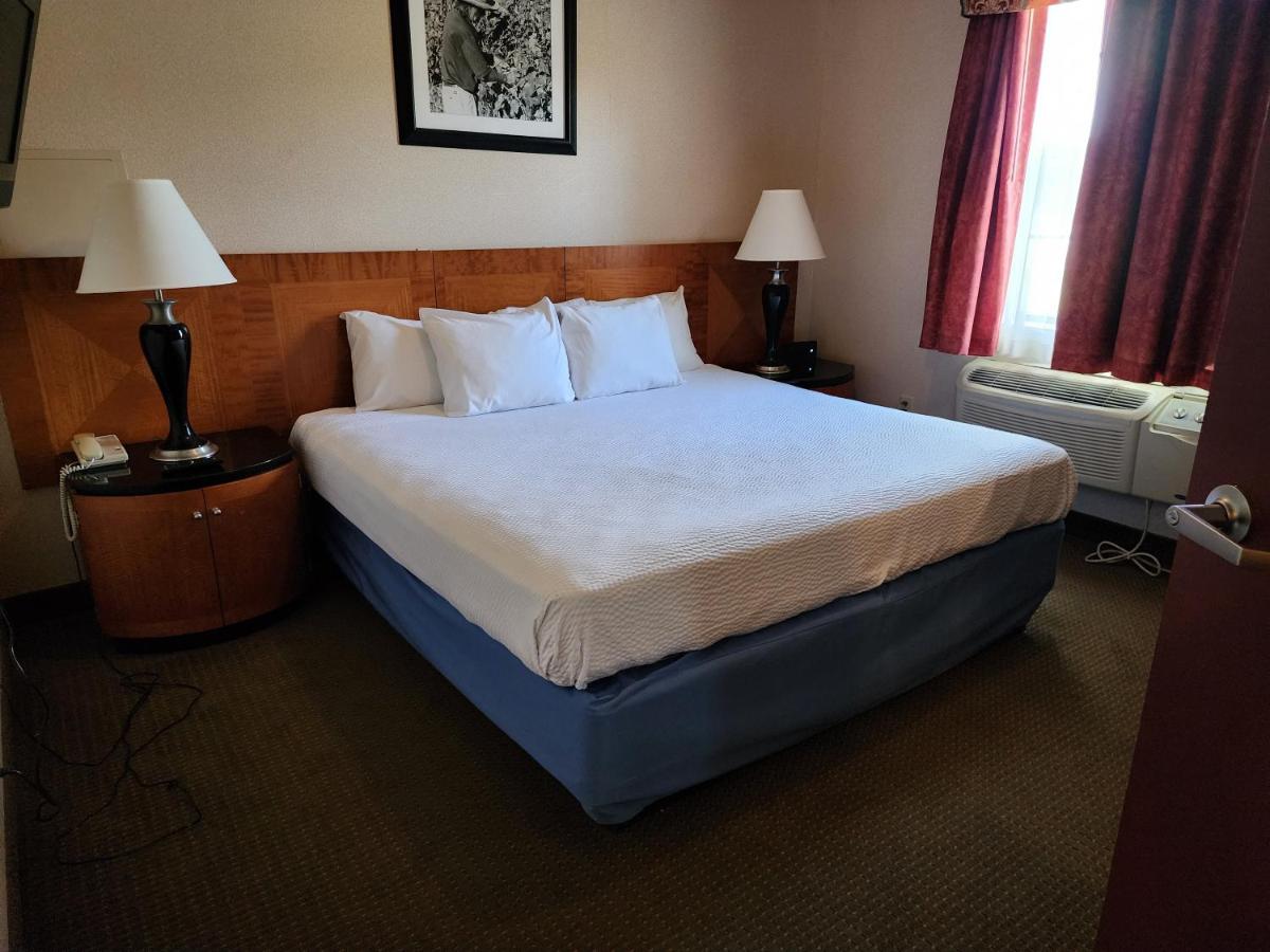 Deluxe King Suite - Non-Smoking at Days Inn by Wyndham Luray Shenandoah