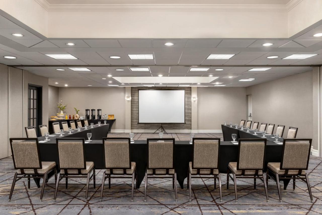 | Crowne Plaza Edison, an IHG Hotel