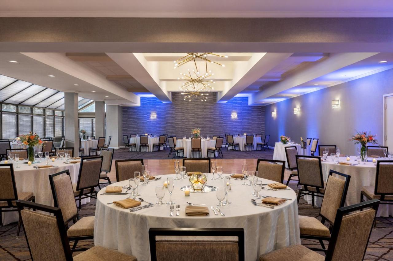 | Crowne Plaza Edison, an IHG Hotel