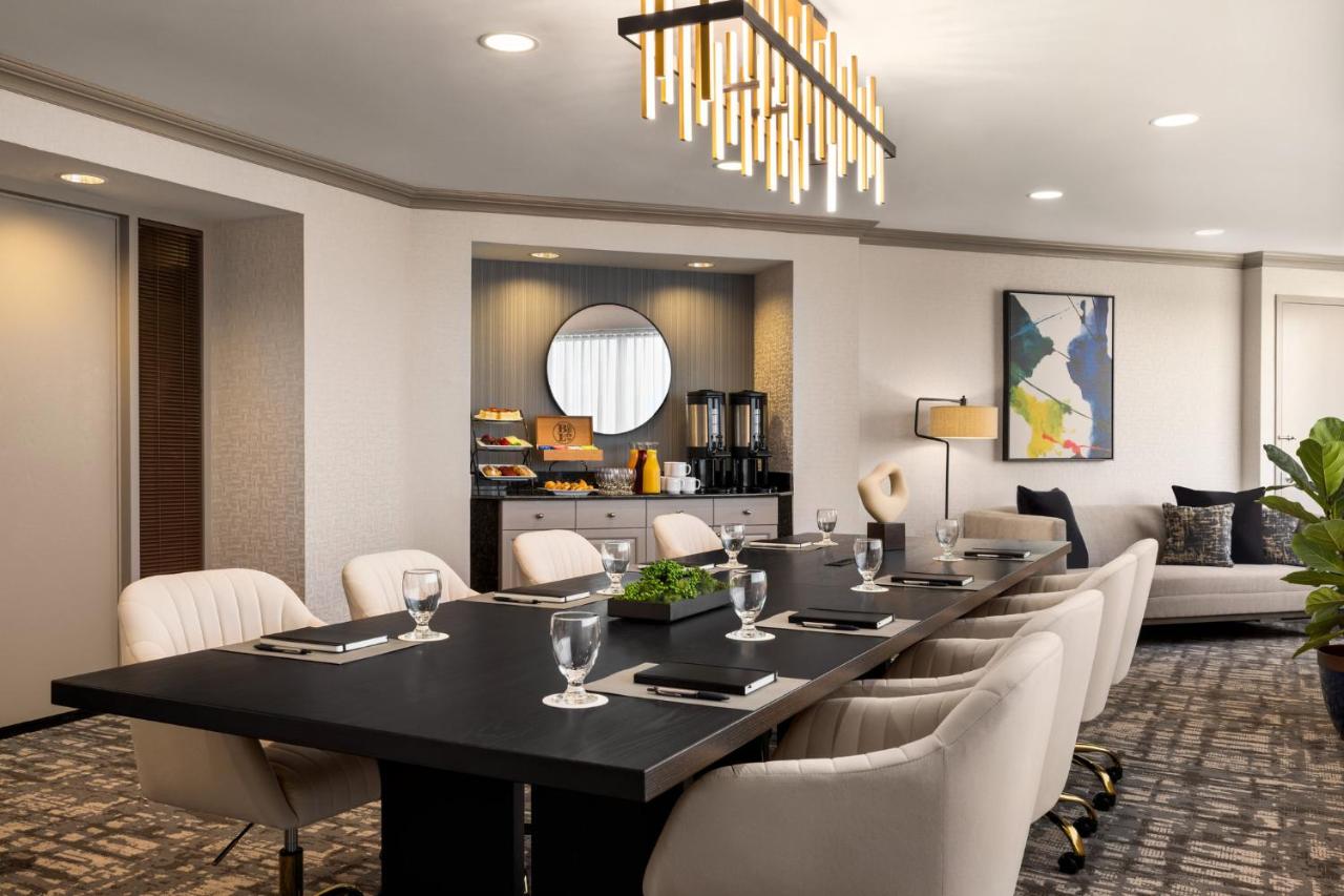 | Crowne Plaza Edison, an IHG Hotel