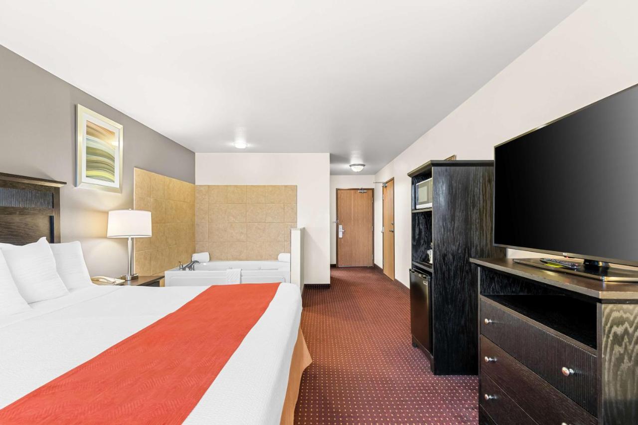 King Suite with Spa Bath - Disability Access/Non-Smoking at Best Western Legacy Inn & Suites Beloit/South Beloit