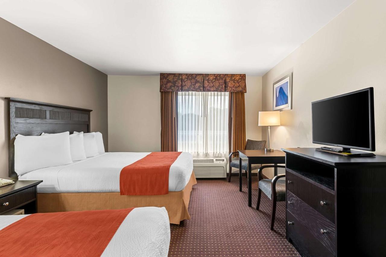 Deluxe Queen Room with Two Queen Beds - Non-Smoking at Best Western Legacy Inn & Suites Beloit/South Beloit