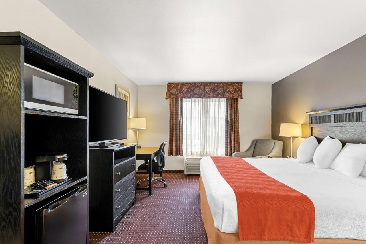 King Suite with Spa Bath - Disability Access/Non-Smoking at Best Western Legacy Inn & Suites Beloit/South Beloit