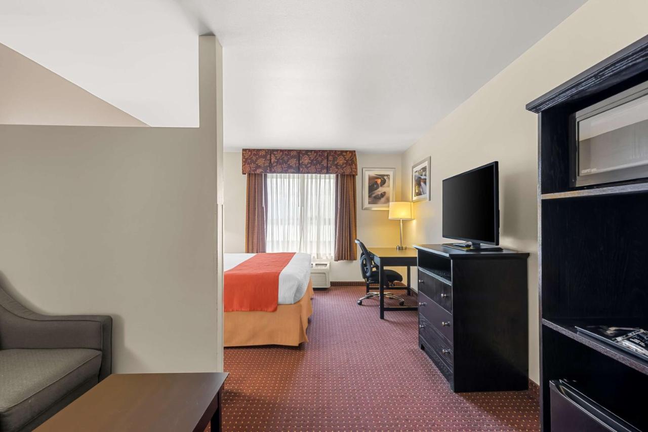Deluxe King Suite - Non-Smoking at Best Western Legacy Inn & Suites Beloit/South Beloit