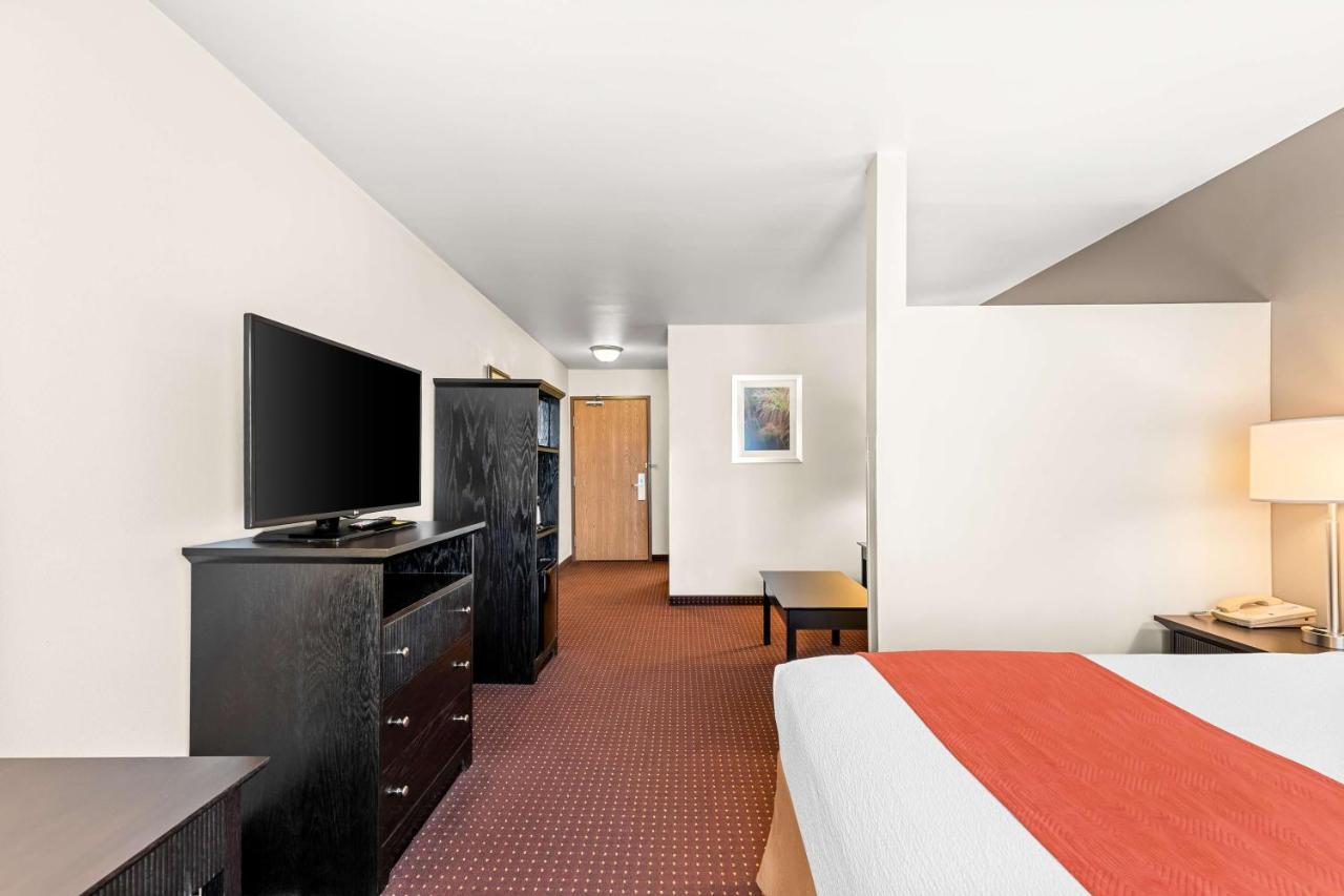 Deluxe King Suite - Non-Smoking at Best Western Legacy Inn & Suites Beloit/South Beloit
