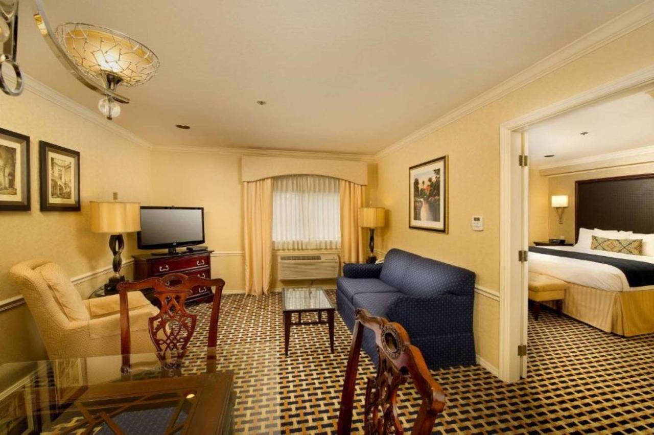 | Best Western Plus Plaza Hotel & Conference Center