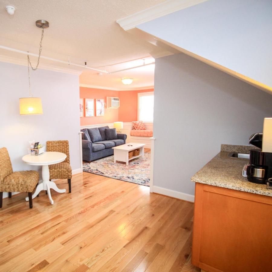 Suite with Lake View at Island House Hotel