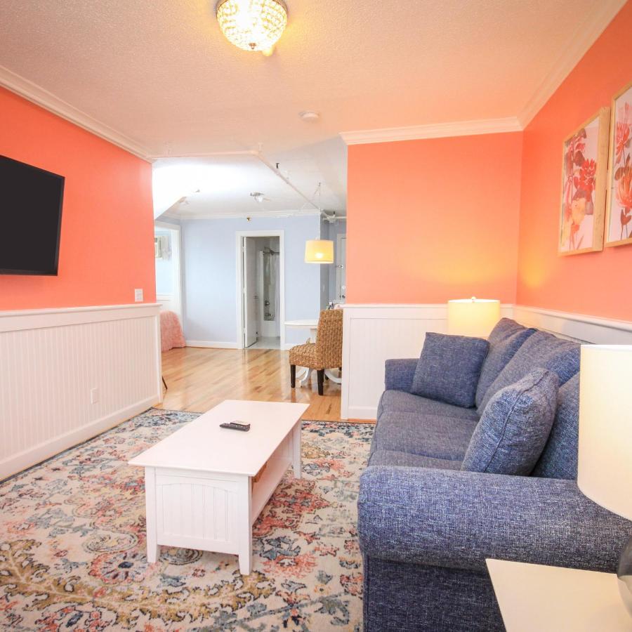 Suite with Lake View at Island House Hotel