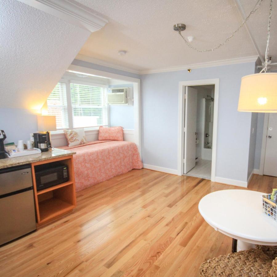 Suite with Lake View at Island House Hotel