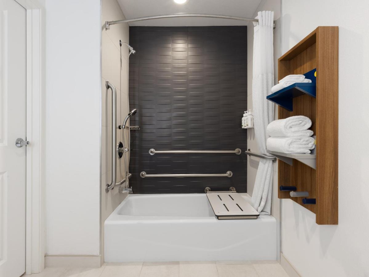 1 Queen Bed, Studio Mobility Accessible Suite, Non-Smoking at Microtel Inn & Suites by Wyndham Tracy