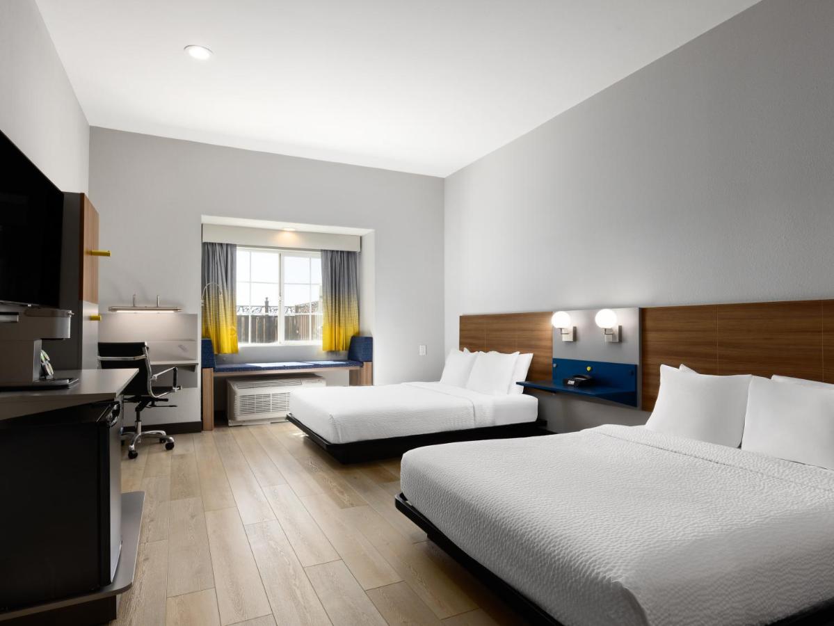 Deluxe Queen Room - Disabiality Access - Non-Smoking at Microtel Inn & Suites by Wyndham Tracy