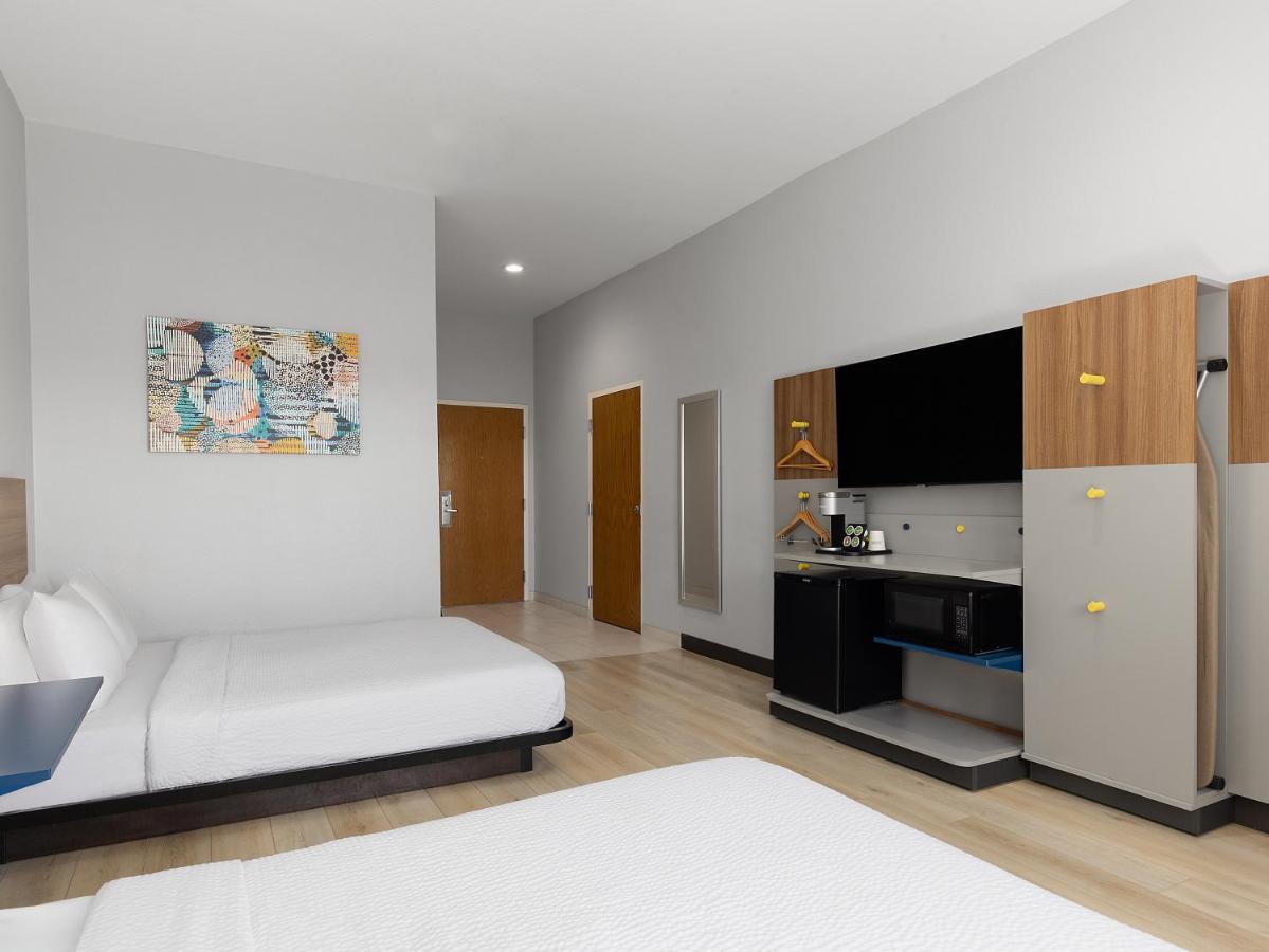 Deluxe Queen Room - Disabiality Access - Non-Smoking at Microtel Inn & Suites by Wyndham Tracy