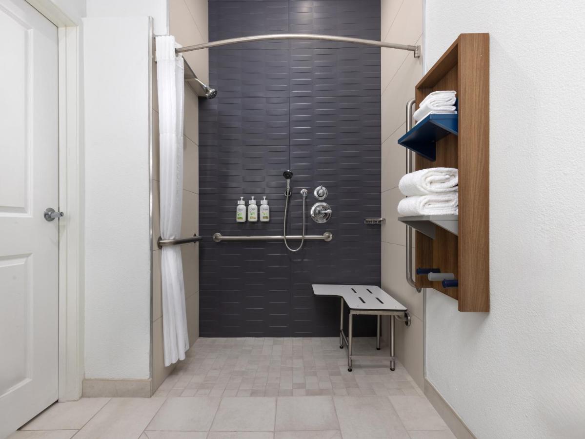 Deluxe Queen Room - Disabiality Access - Non-Smoking at Microtel Inn & Suites by Wyndham Tracy