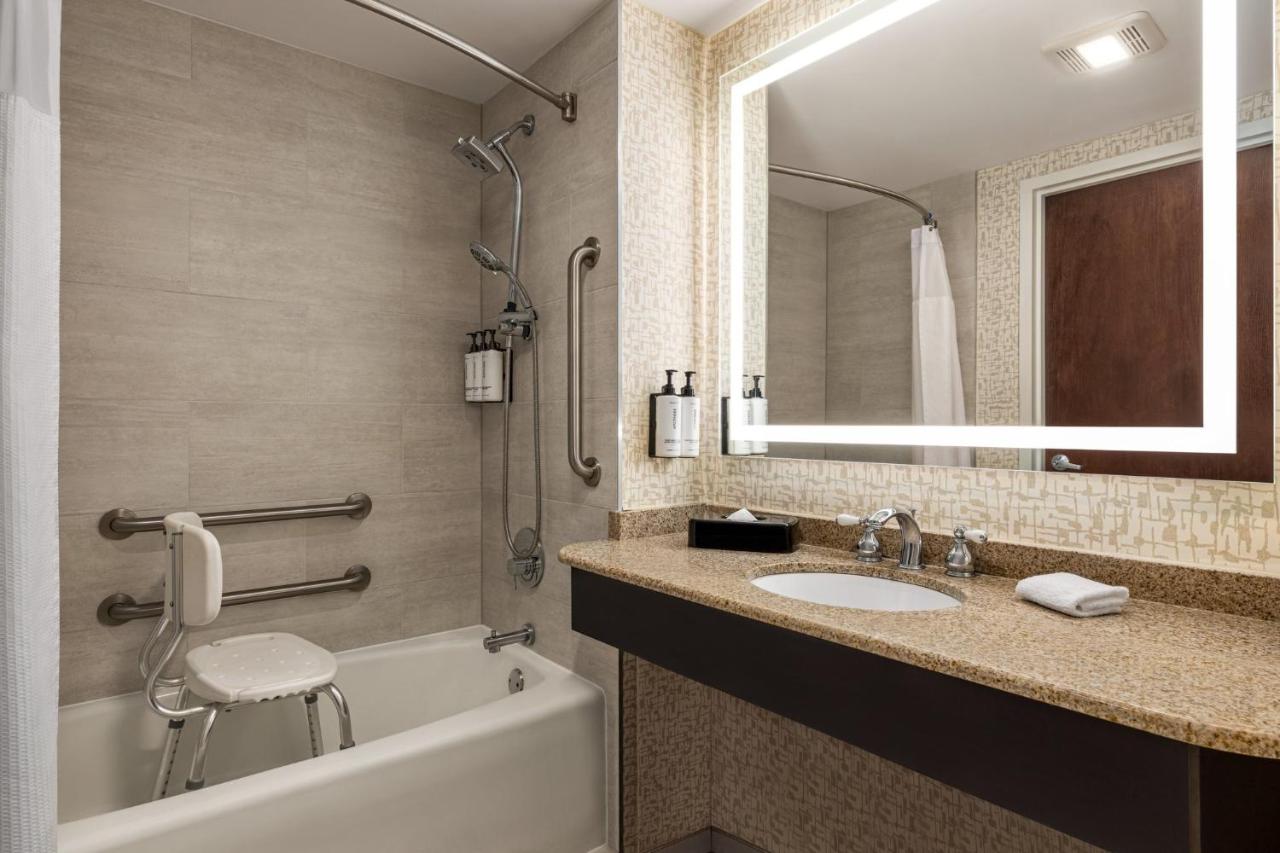| Crowne Plaza Edison, an IHG Hotel