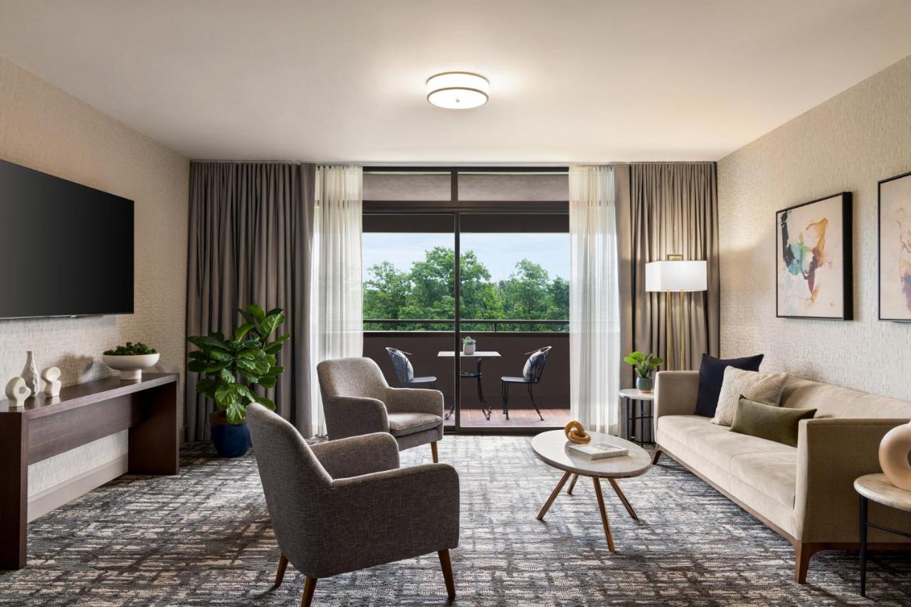 | Crowne Plaza Edison, an IHG Hotel