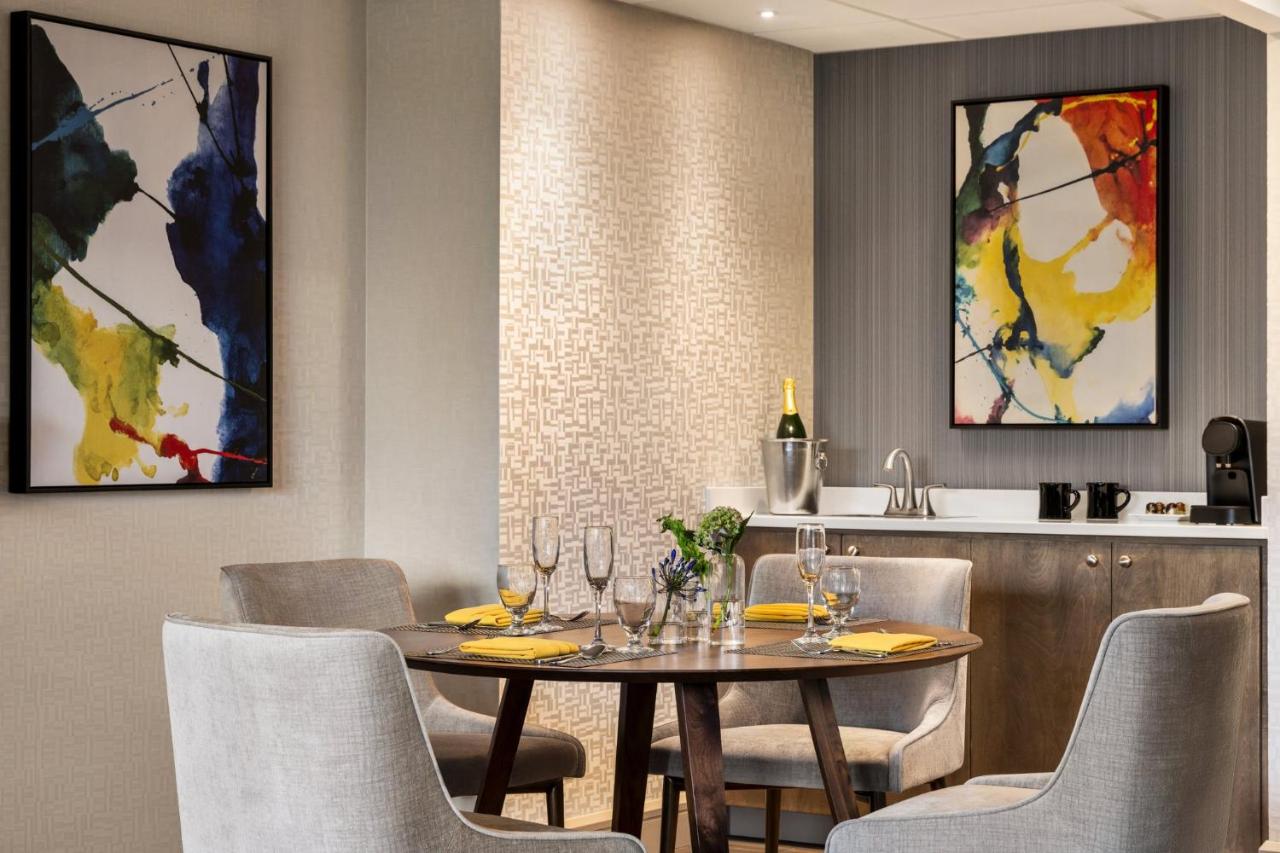 | Crowne Plaza Edison, an IHG Hotel