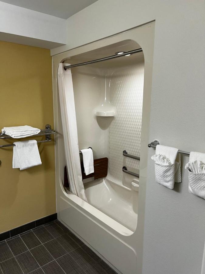 Queen Room with Accessible Tub - Accessible/Non-Smoking at Sleep Inn Tinley Park I-80 near Amphitheatre-Convention Center