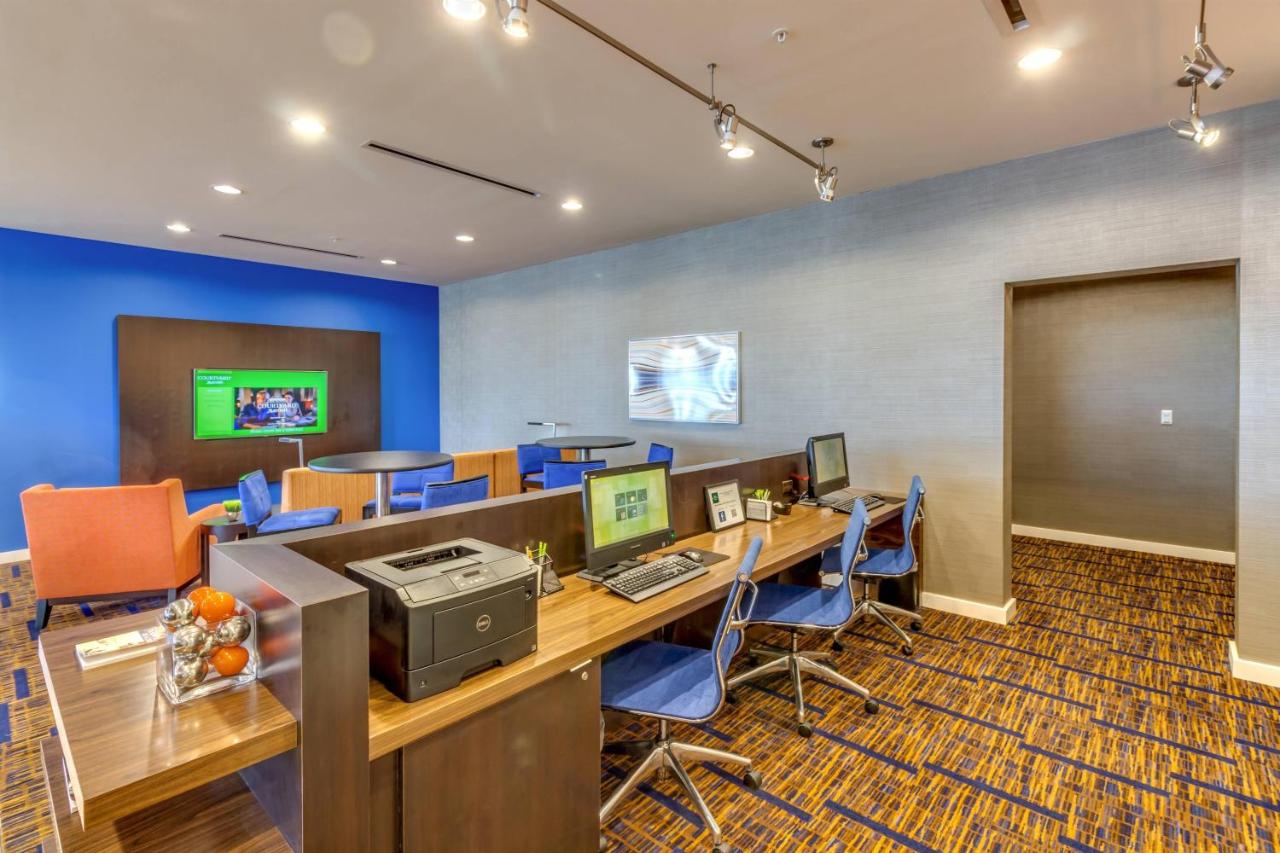 | Courtyard by Marriott St. Petersburg Clearwater/Madeira Beach