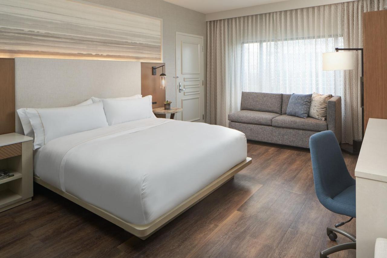 Club level, Guest room, 1 King, Sofa bed at The Westin Indianapolis