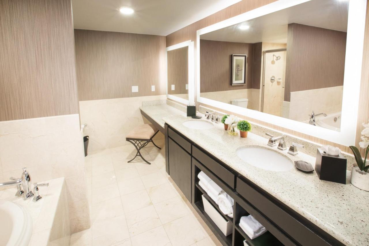 | Sheraton Minneapolis West Hotel