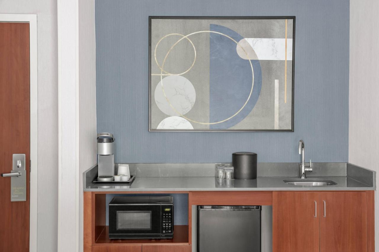 1 Bedroom Suite, 1 King at Courtyard by Marriott Portland Airport