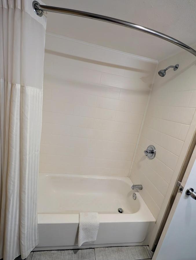 Deluxe King Room - Non-Smoking With Balcony at Clarion Inn & Suites Stroudsburg - Poconos