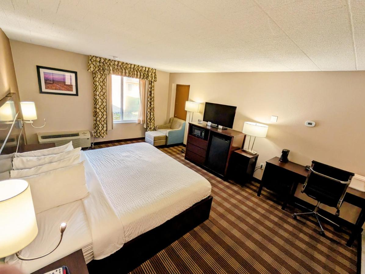 Deluxe King Room - Non-Smoking With Balcony at Clarion Inn & Suites Stroudsburg - Poconos