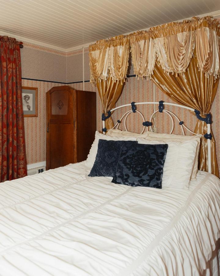 | Julian Gold Rush Hotel
