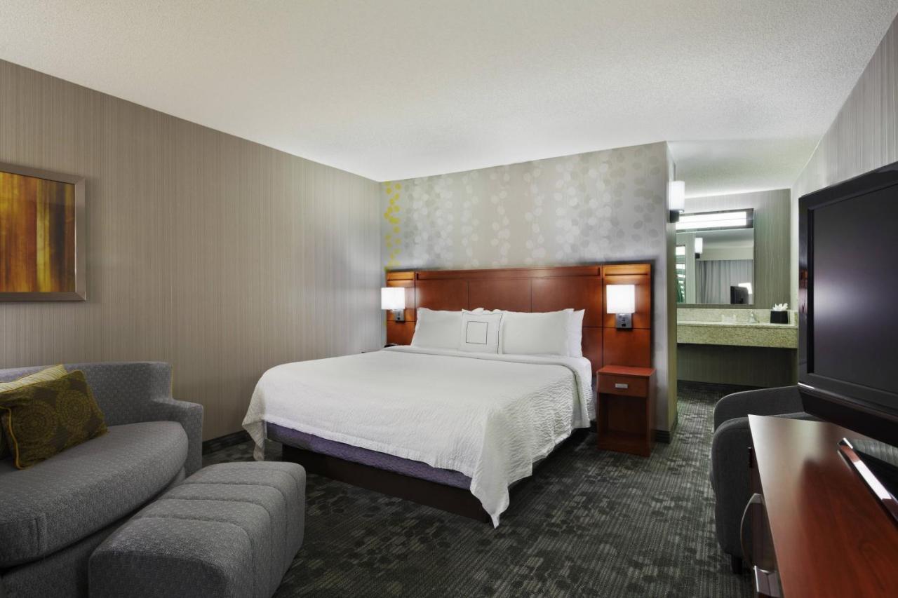| Courtyard Chicago St. Charles