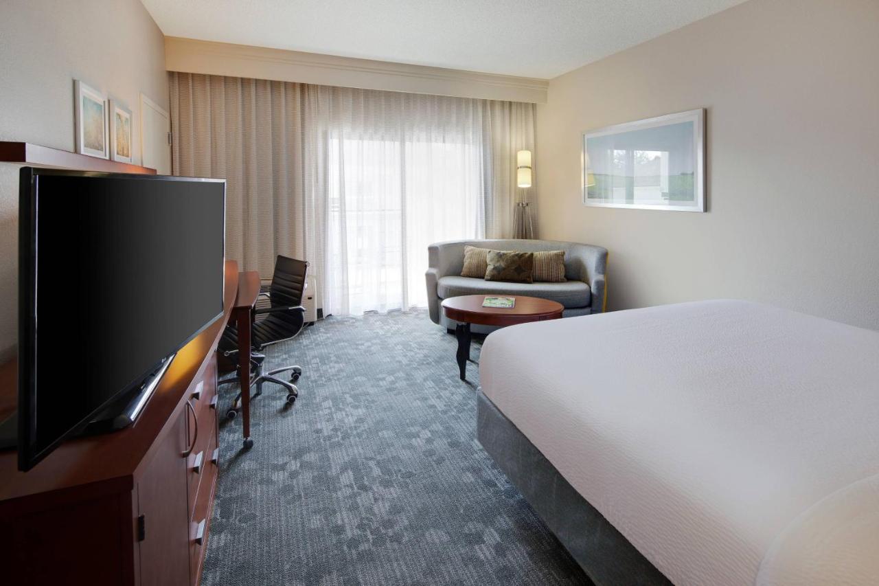 | Courtyard by Marriott Addison Midway