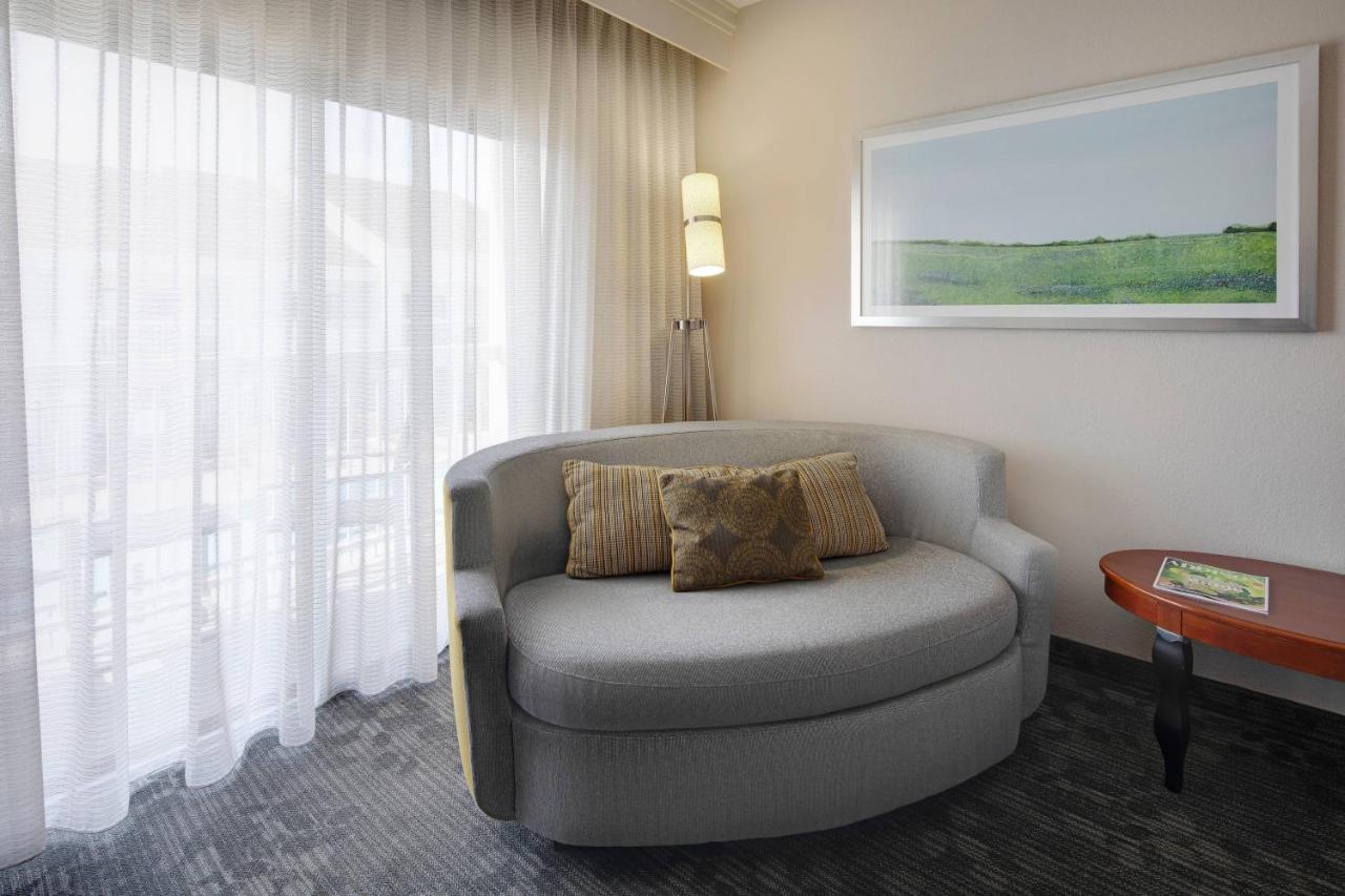 | Courtyard by Marriott Addison Midway
