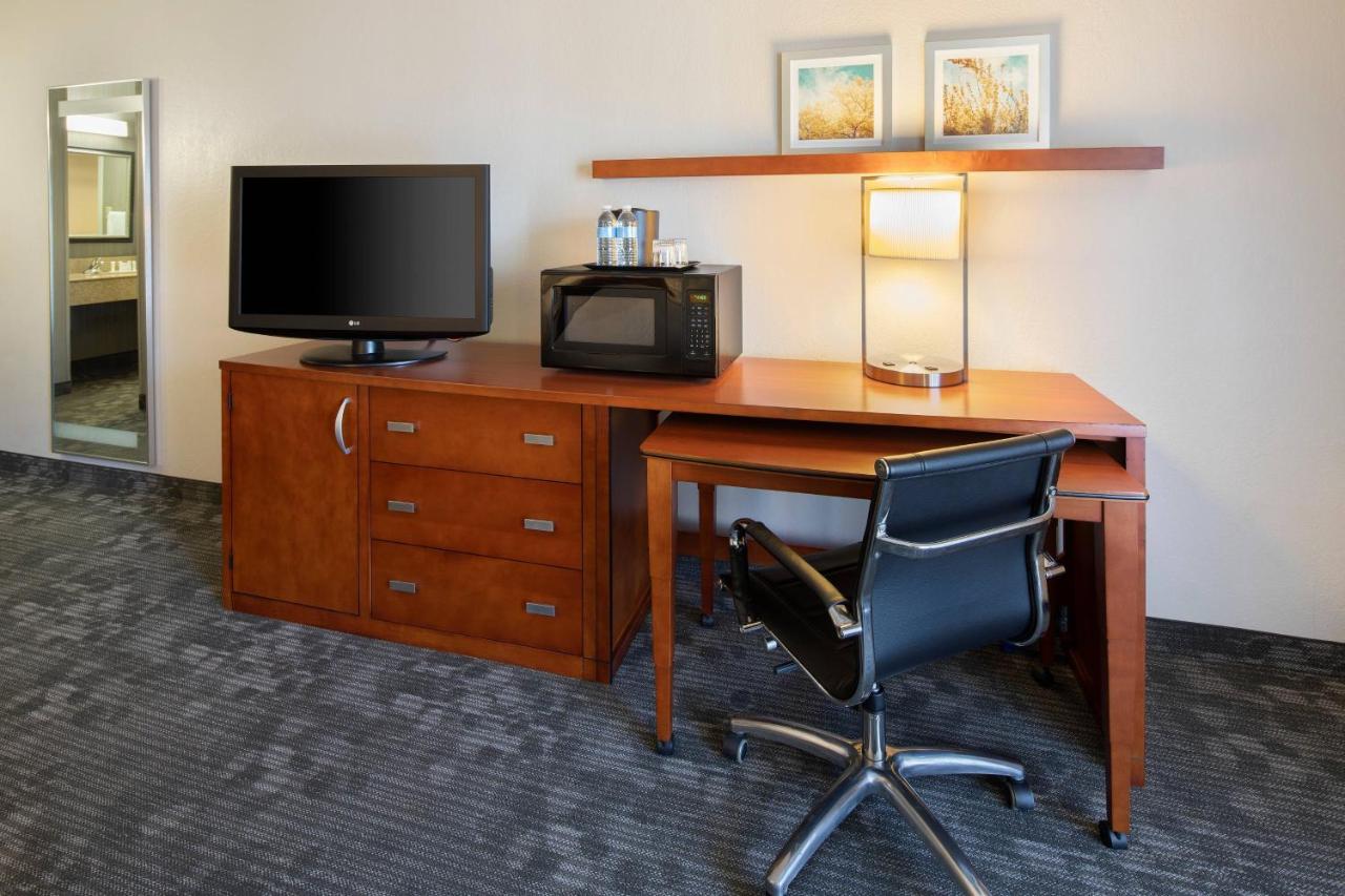 | Courtyard by Marriott Addison Midway