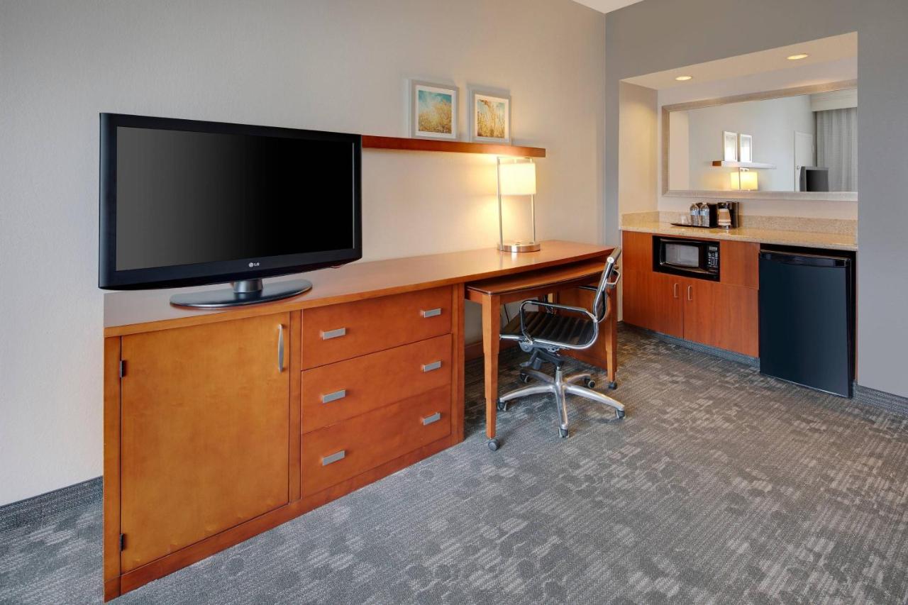 | Courtyard by Marriott Addison Midway