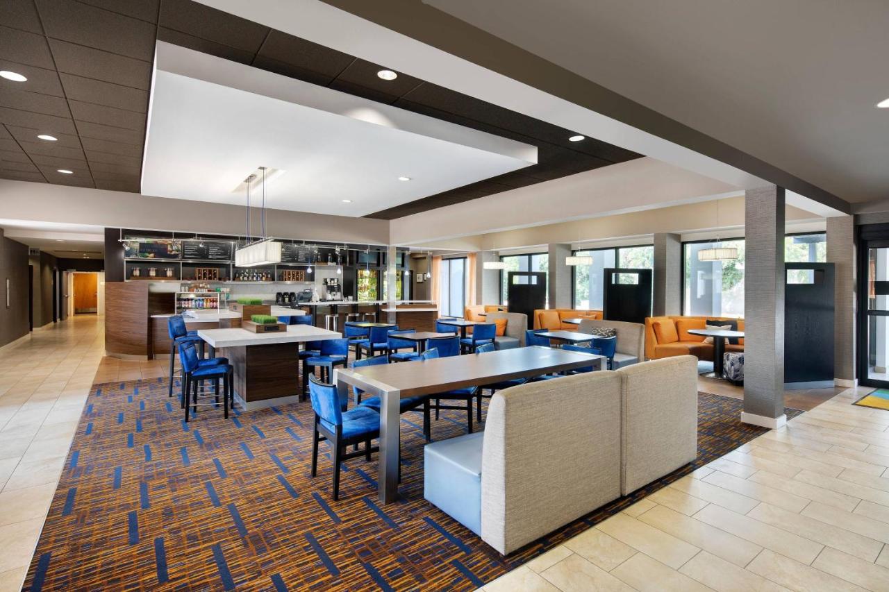 | Courtyard by Marriott Addison Midway