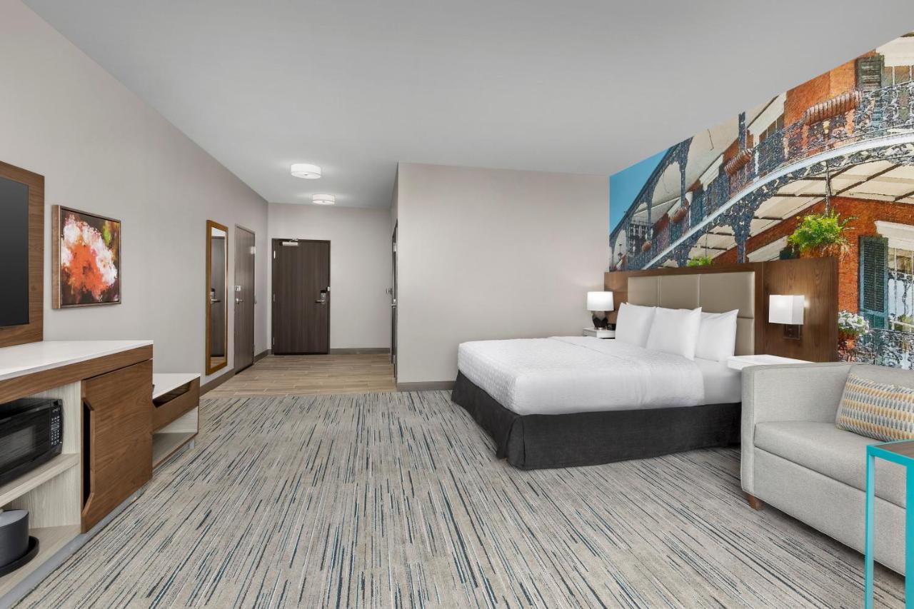 King Room with Sofa Bed and Bath Tub - Mobility Accessible at Hampton Inn New Orleans French Quarter Market Area
