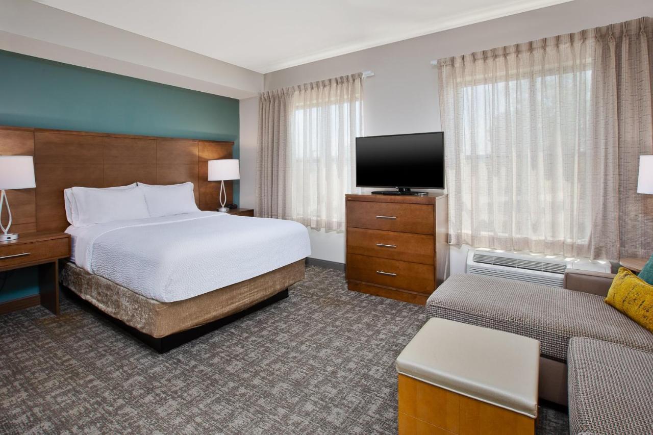 Queen Studio Suite with Batch Tub - Mobility Accessible - Non-Smoking at Staybridge Suites Auburn Hills by IHG