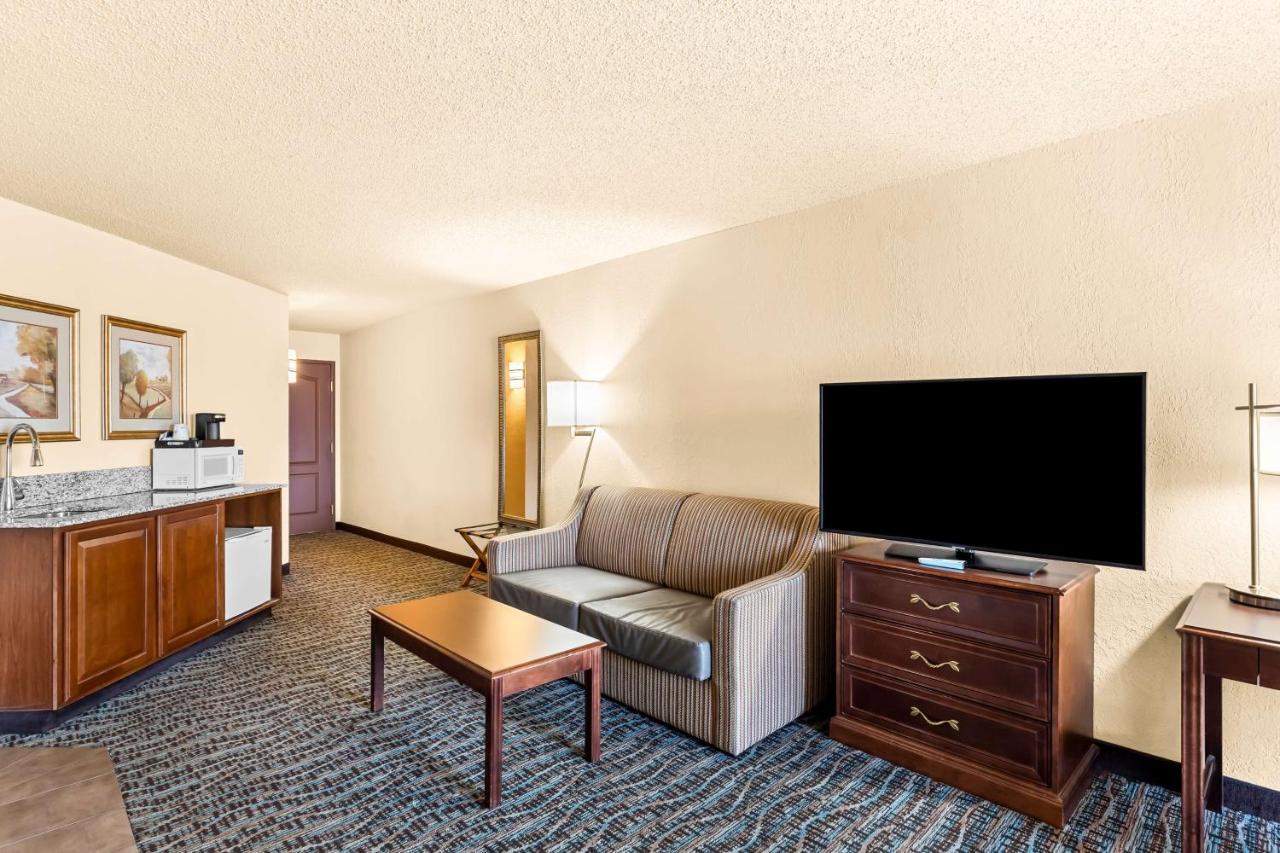 King Suite with Hot Tub at Best Western Holiday Manor